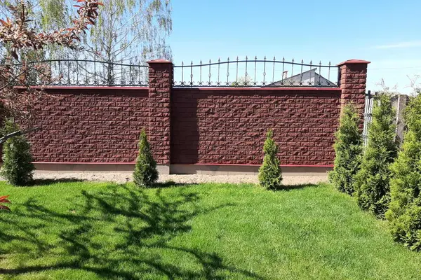 Забор из колотого кирпича красный 4